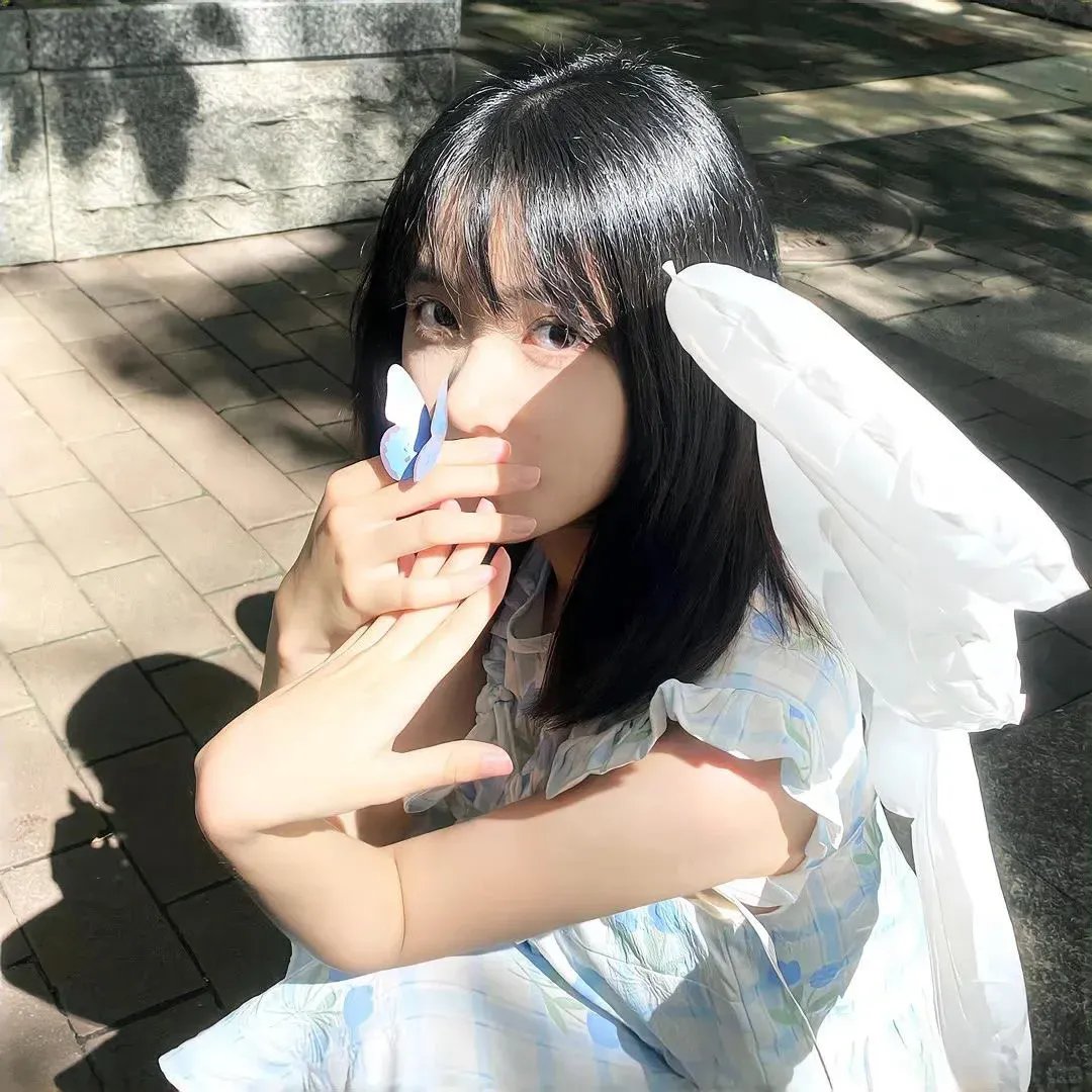 戴金色面具的男子
